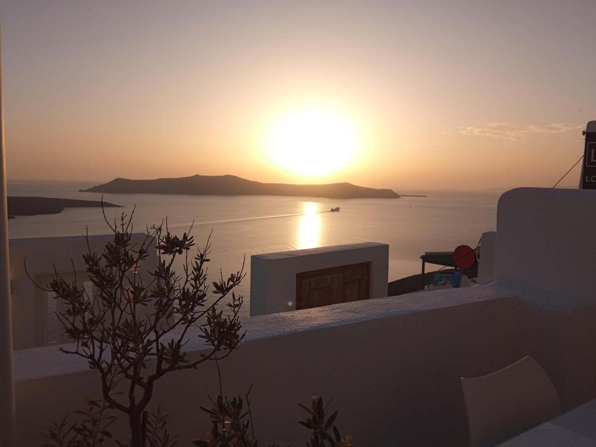 Akron Cliff Suite Fira  Exterior photo