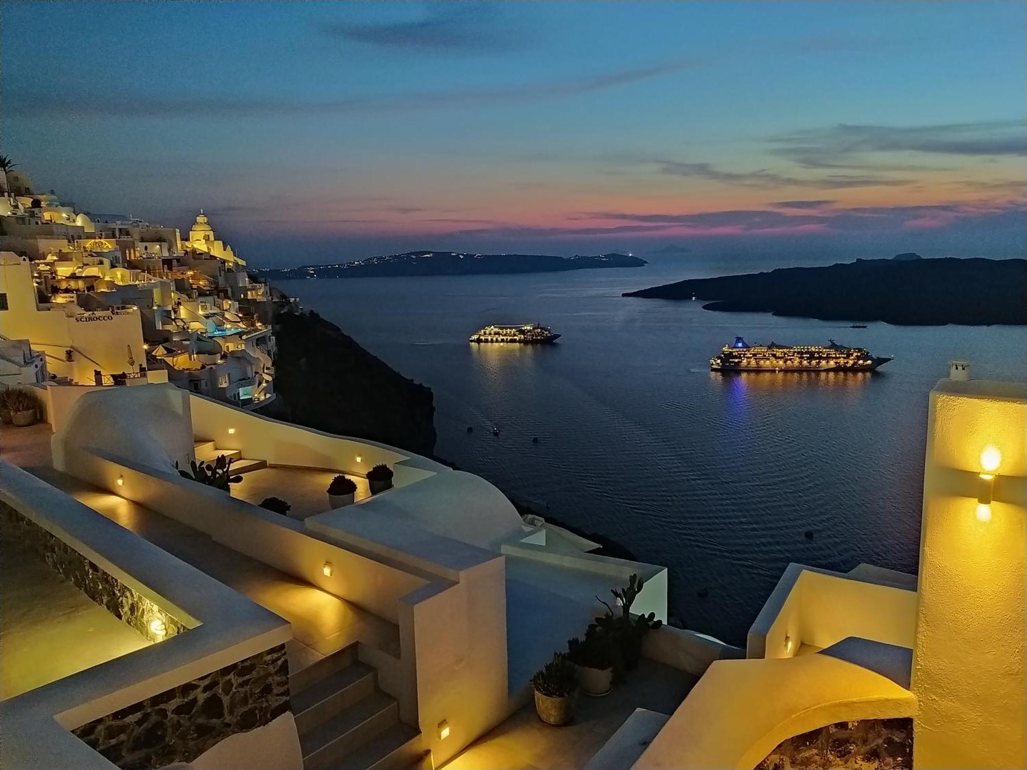 Akron Cliff Suite Fira  Exterior photo