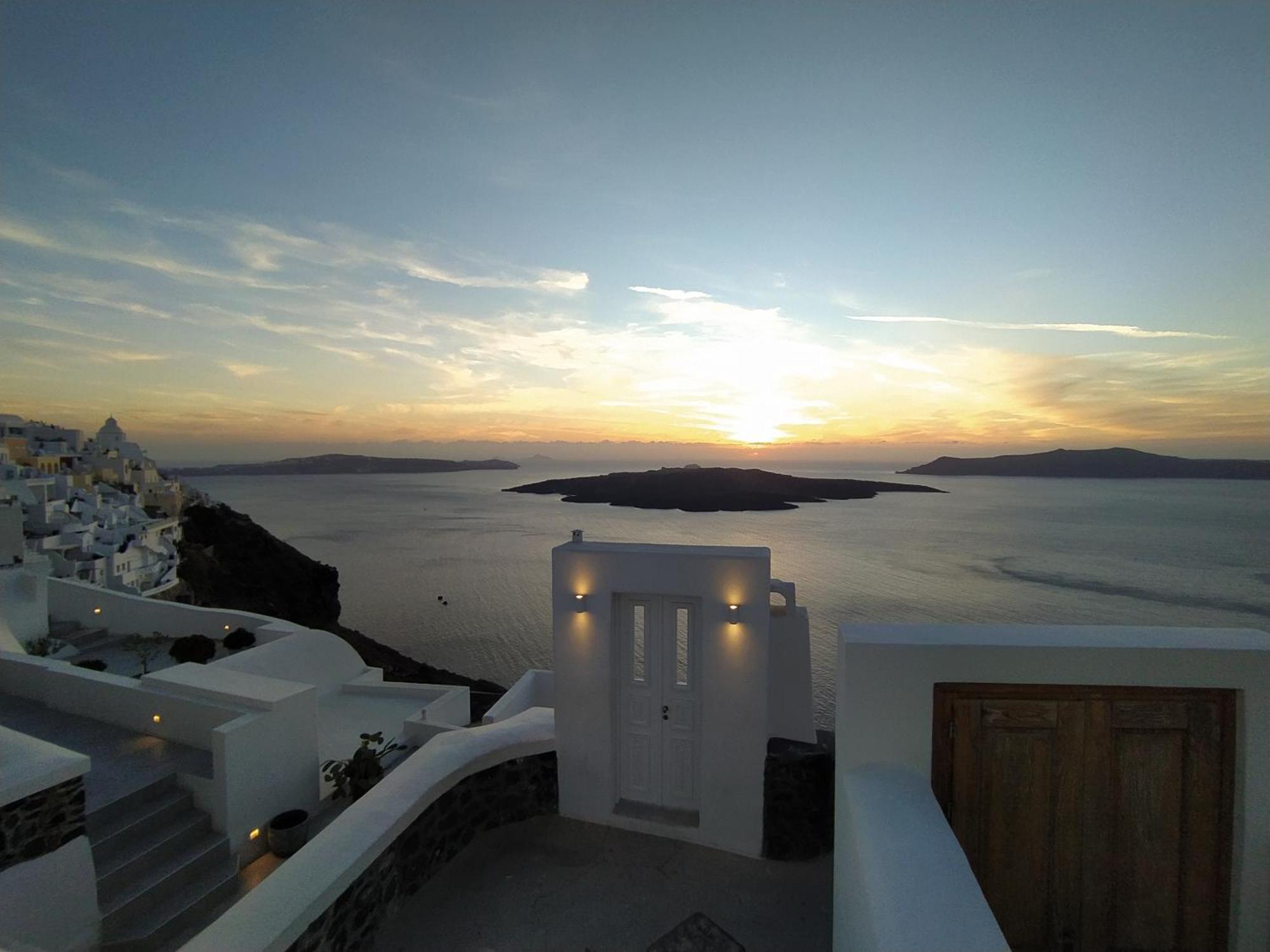 Akron Cliff Suite Fira  Exterior photo