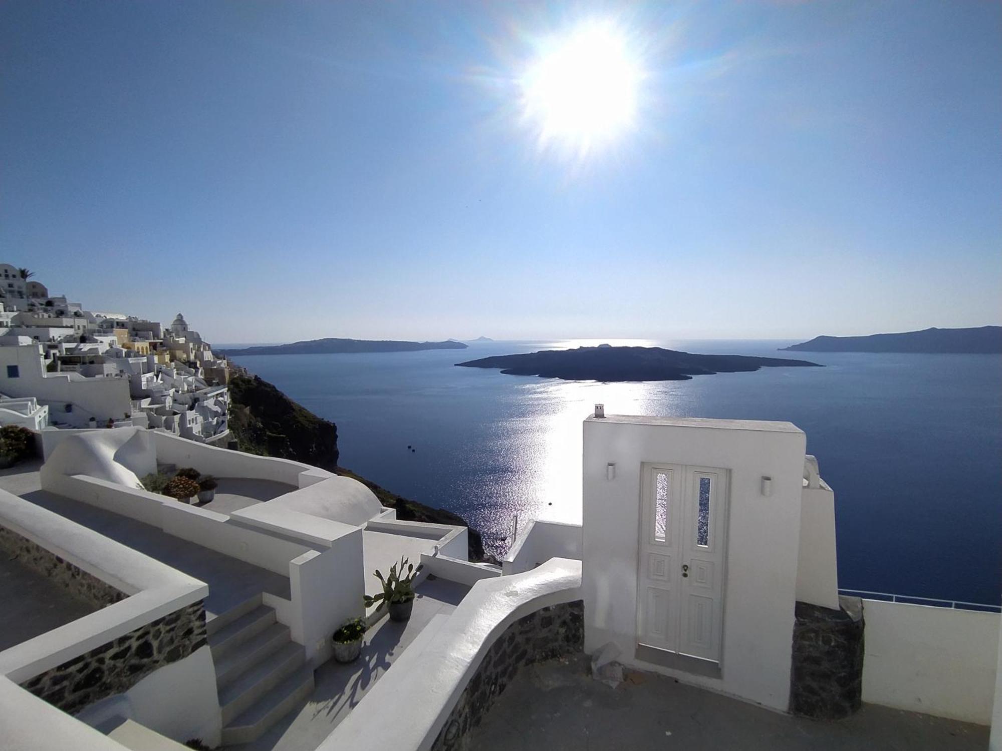 Akron Cliff Suite Fira  Exterior photo