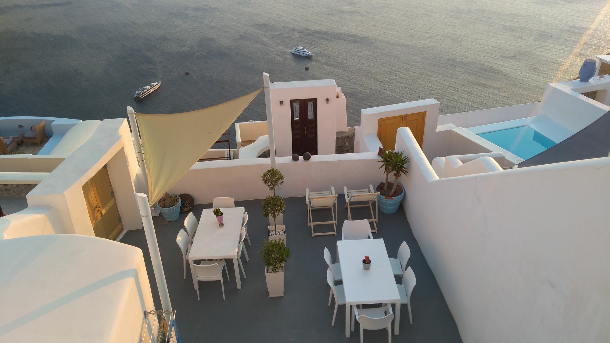 Akron Cliff Suite Fira  Exterior photo